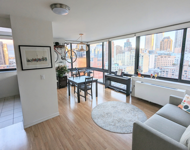 W 55th St - Photo Thumbnail 1