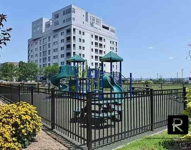 80 Bay Street Landing - Photo Thumbnail 12