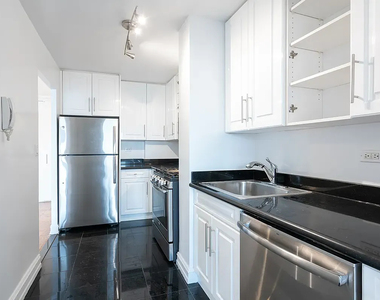 888 8th Avenue - Photo Thumbnail 6