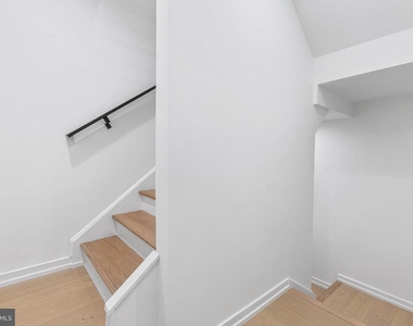 907 S Schell St - Photo Thumbnail 5