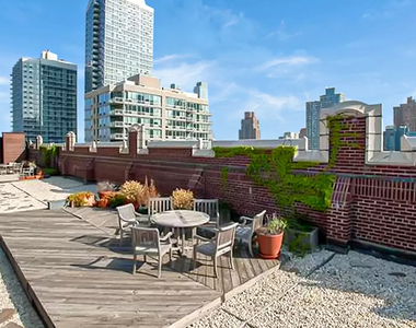 448 West 37th Street - Photo Thumbnail 3