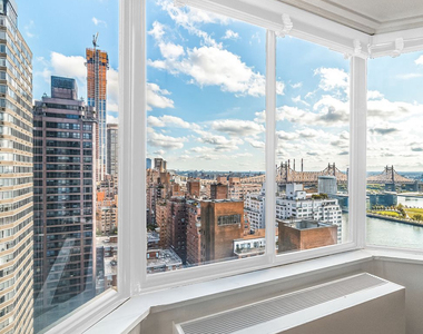 East 52nd Street - Photo Thumbnail 4