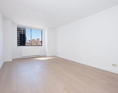 East 52nd Street - Photo Thumbnail 3