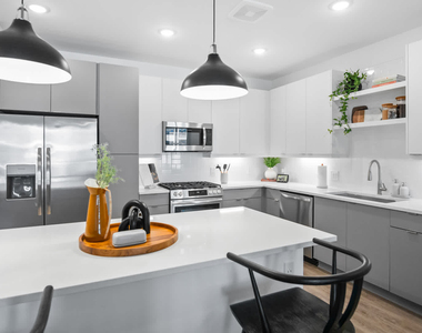 652 Angier Avenue Ne - Photo Thumbnail 2