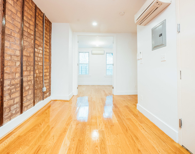 31 Montrose Avenue - Photo Thumbnail 2