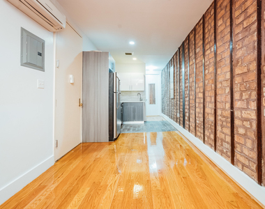 31 Montrose Avenue - Photo Thumbnail 6