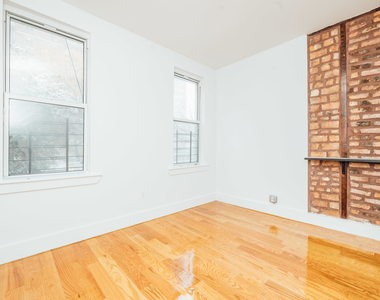 31 Montrose Avenue - Photo Thumbnail 4
