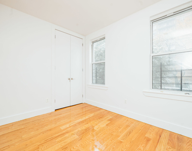 31 Montrose Avenue - Photo Thumbnail 5