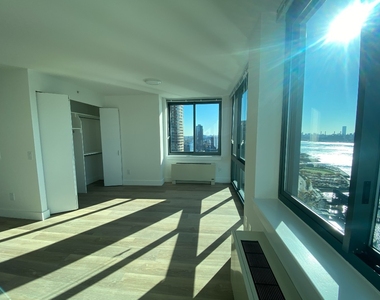 Center Boulevard - Photo Thumbnail 8