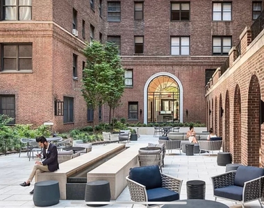 East 48th Street - Photo Thumbnail 8