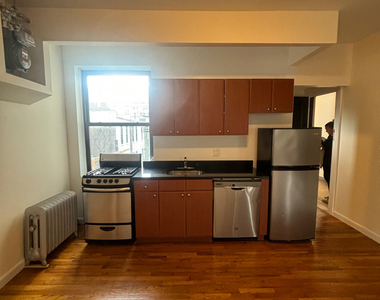 207 West 11th Street - Photo Thumbnail 6