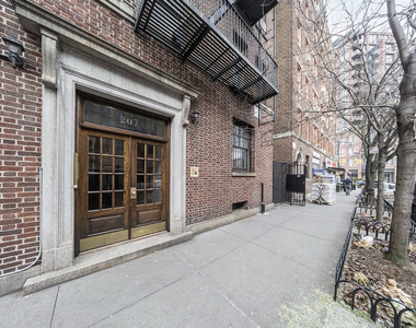 207 West 11th Street - Photo Thumbnail 6