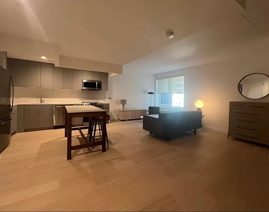 445 Gerard Avenue - Photo Thumbnail 5