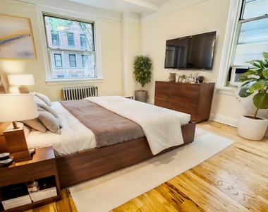 25 East 10th Street - Photo Thumbnail 2