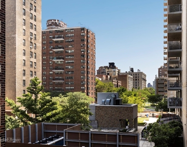 124 W 93rd St - Photo Thumbnail 2