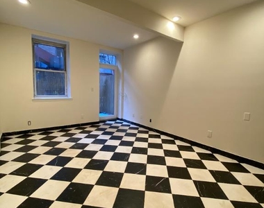 East 50th Street - Photo Thumbnail 1