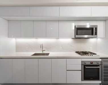 505 W 43rd St - Photo Thumbnail 1
