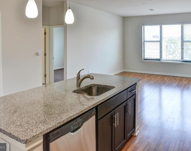 401 Race St - Photo Thumbnail 4