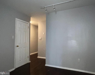 1025 S 6th St - Photo Thumbnail 4