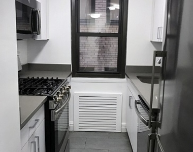 East 56th Street - Photo Thumbnail 7