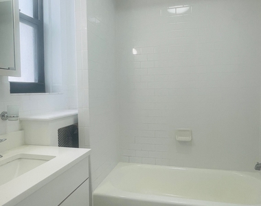 West 55th St / 7th Avenue - Photo Thumbnail 5