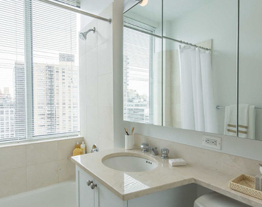 180 Riverside Boulevard - Photo Thumbnail 12