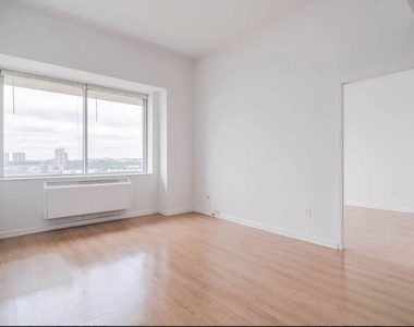 180 Riverside Boulevard - Photo Thumbnail 6