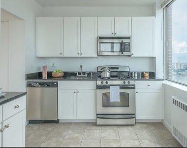 180 Riverside Boulevard - Photo Thumbnail 13