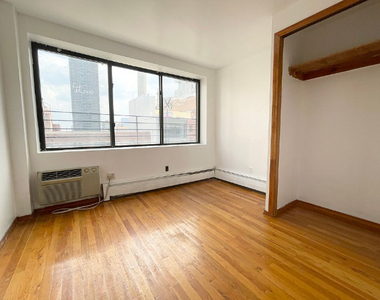 1425 York Avenue - Photo Thumbnail 4