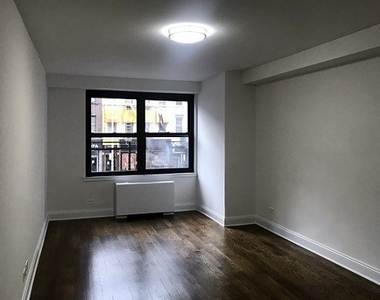 East 82nd Street by 3rd Avenue - Photo Thumbnail 4