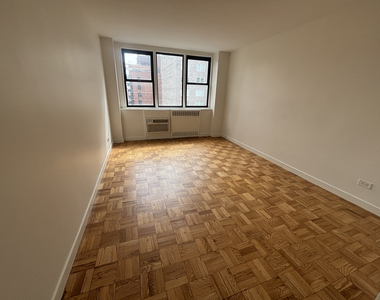 East 79th Street - Photo Thumbnail 5