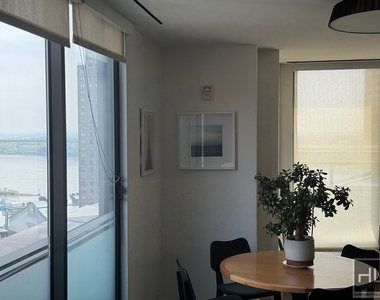 E 91st St - Photo Thumbnail 9