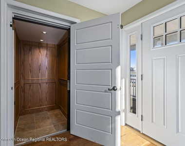 915 Sw Central Avenue - Photo Thumbnail 5