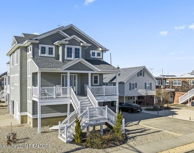 915 Sw Central Avenue - Photo Thumbnail 3