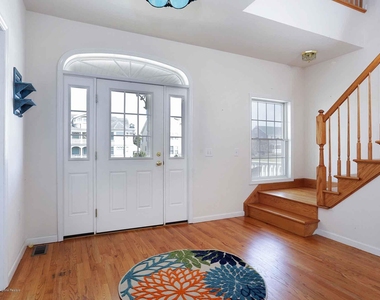 111 York Avenue - Photo Thumbnail 5