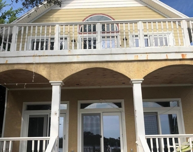 1405 S Riverside Drive - Photo Thumbnail 5
