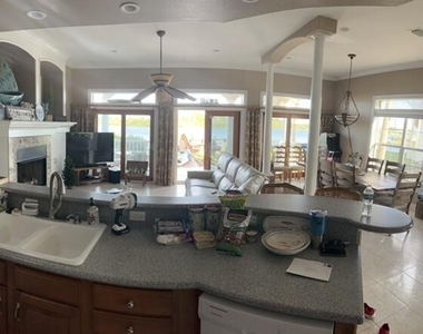 1405 S Riverside Drive - Photo Thumbnail 10