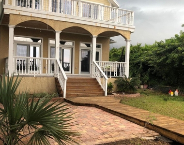 1405 S Riverside Drive - Photo Thumbnail 4