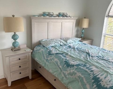 1405 S Riverside Drive - Photo Thumbnail 15