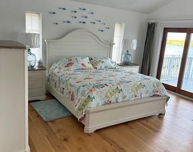 1405 S Riverside Drive - Photo Thumbnail 16