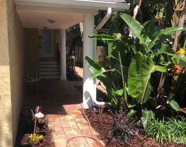 1405 S Riverside Drive - Photo Thumbnail 2