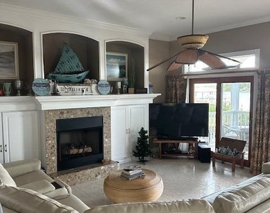 1405 S Riverside Drive - Photo Thumbnail 7