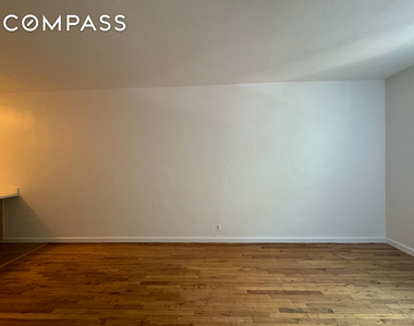445 W 48th St - Photo Thumbnail 12
