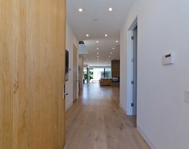 307 S Sycamore Avenue - Photo Thumbnail 3
