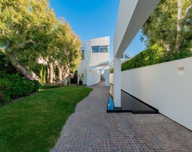 23754 Malibu Road - Photo Thumbnail 10