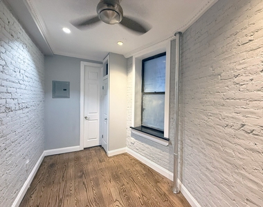 326 East 35th Street - Photo Thumbnail 3