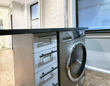 326 East 35th Street - Photo Thumbnail 2