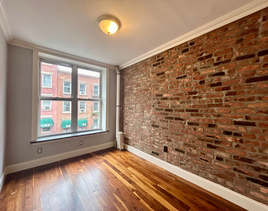 Mulberry Street - Photo Thumbnail 2