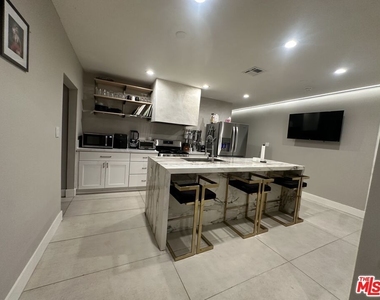 641 N Vista Street - Photo Thumbnail 18