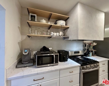 641 N Vista Street - Photo Thumbnail 7